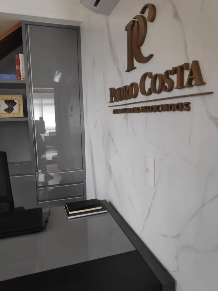 Placa do escritório na parede de mármore