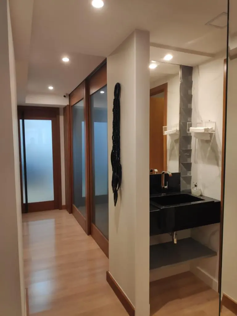 Corredor das salas, com portas de madeira