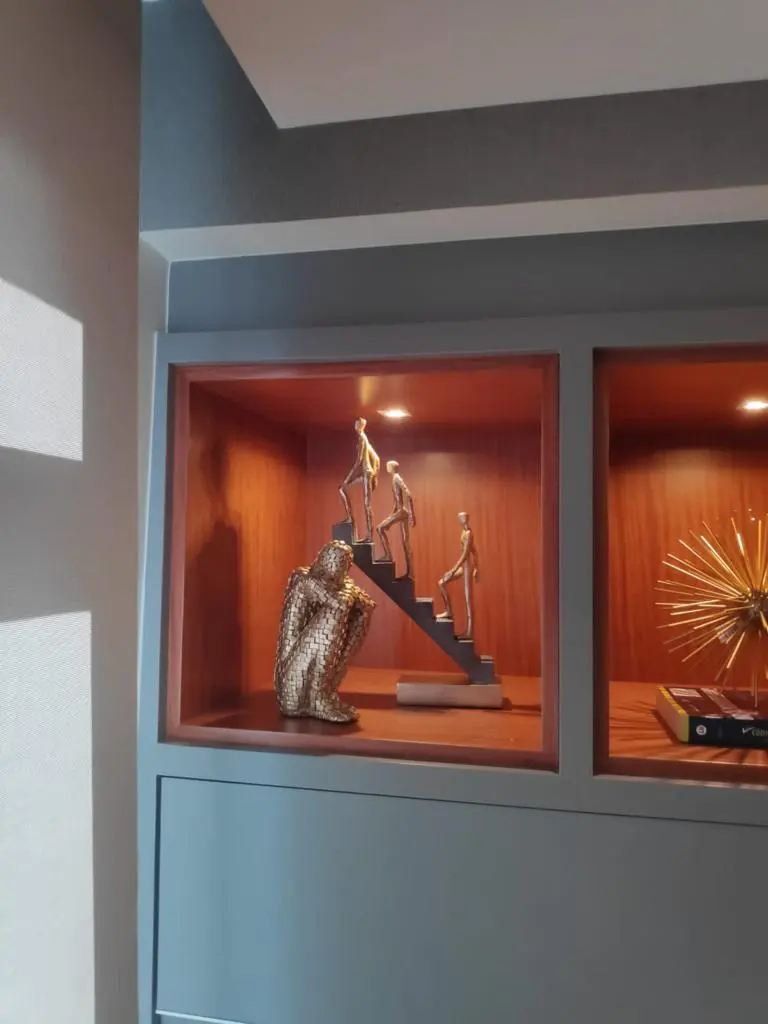 Nichos iluminados com esculturas